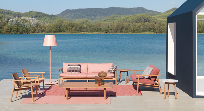 The outdoor furniture collection Riva by Jasper Morrison for Kettal is made of weatherproof teak.