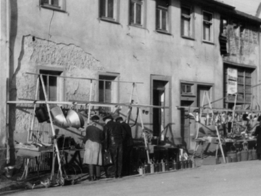 Bán hàng ngoài phố sau hỏa hoạn năm 1950